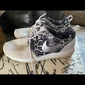 Nike tennis shoes - women’s